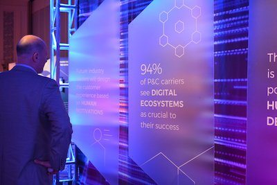 Un visiteur découvre le « Launchpad Innovation Lab » de Duck Creek