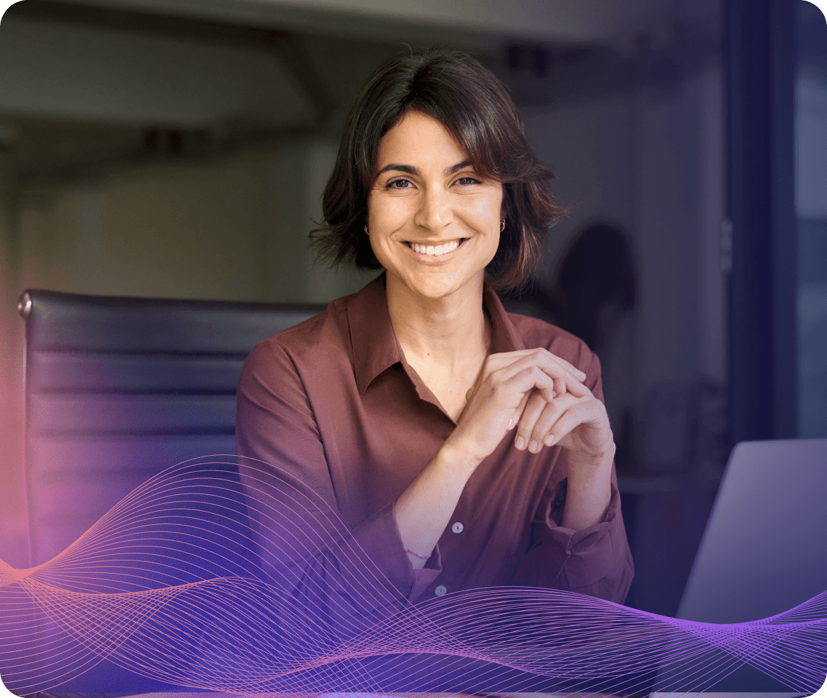 une femme d'affaires souriante devant son bureau