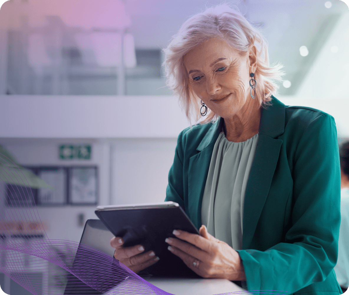 une femme d'affaires utilisant une tablette Office
