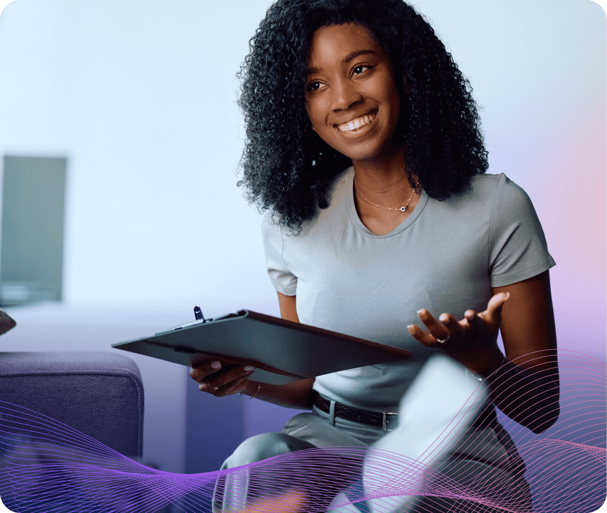 une femme souriante au bureau